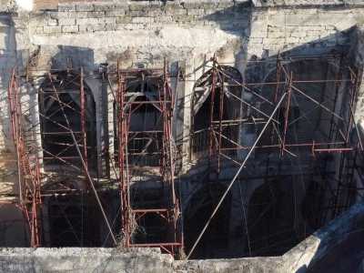 E al centro si apre il cortile interno, da cui si sviluppa il loggiato a pi� ordini che racchiude la monumentale scala settecentesca che dal piano terra raggiunge il terrazzo